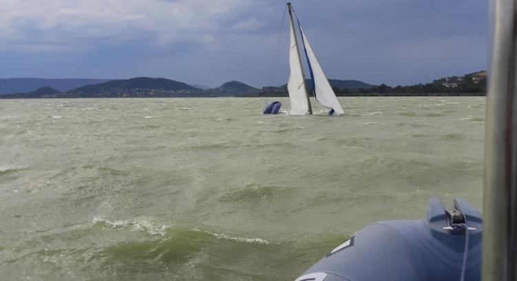 Haragos Balaton – 4 kilométerre sodorta el a szél a parttól a matracos férfit, amikor végre sikerült kimenteni