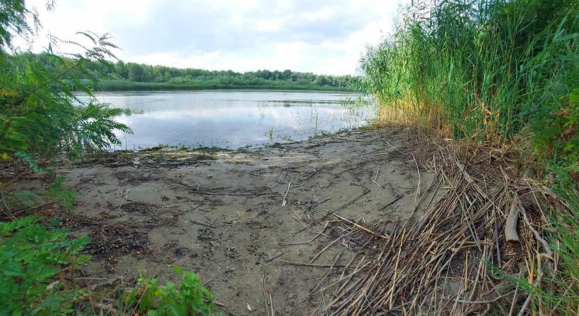 Drámai képsorok az egyik legnagyobb tavunkról: kritikus szint közelébe apadt a víz