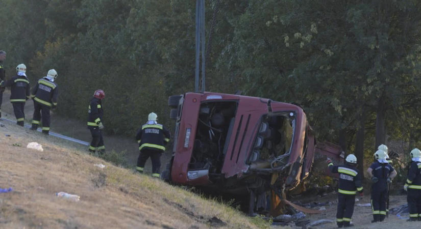 Még mindig kórházban kezelik az M3-as autópályán történt buszbaleset több sérültjét