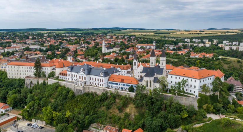 Kőbe vésett történelem – így újult meg a Veszprémi Várnegyed