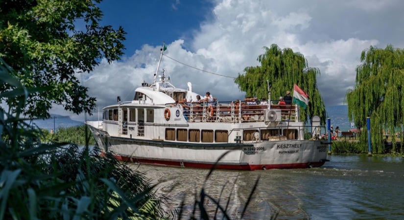 Nem zavarta a vendégeket a sekély víz – Így alakult a szezon a Balaton egyik legnépszerűbb településén