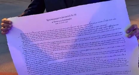 Nem mindennapi ajándékot vitt Magyar Péter XIV. Leó pápának