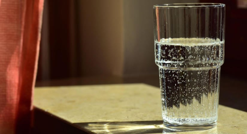Nehogy igyál belőle! Óriási a baj a népszerű ásványvízzel, sürgősen visszahívták az üzletekből