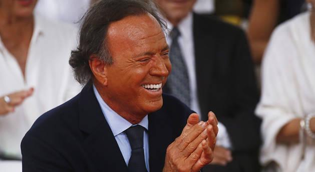 Julio Iglesias énekest ketten is szexuális visszaéléssel vádolnak