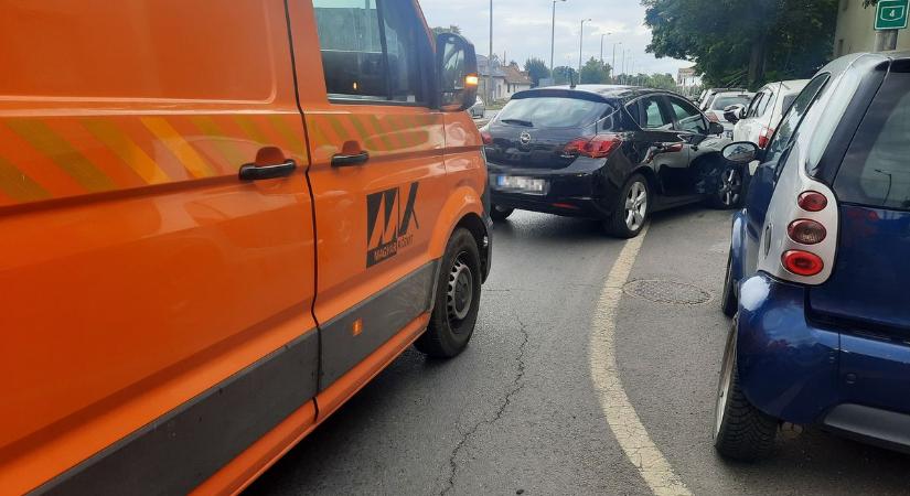 Fotókon a drága manőver: beledurrant egy parkoló autóba Nyíregyházán, az anyagi kár jelentős!
