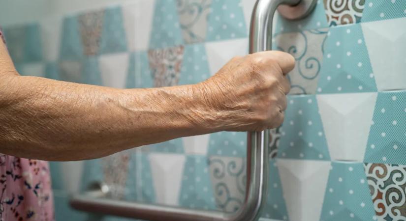 Kilenc napot töltött a fürdőkádban egy idős nő – így maradt életben