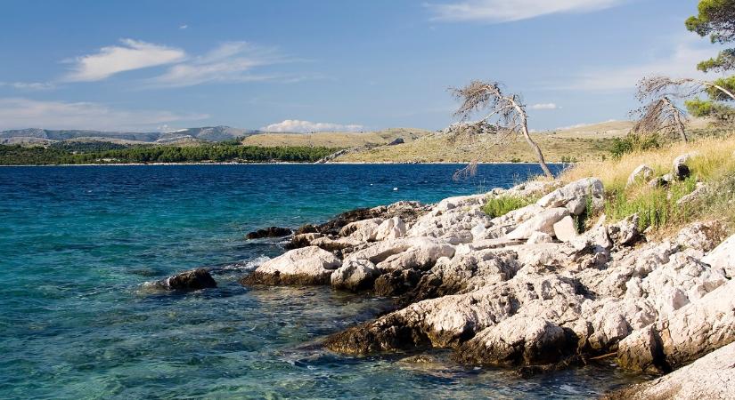 Pánik az Adrián: hirtelen kiöntött a tenger, menekülni kezdtek a turisták