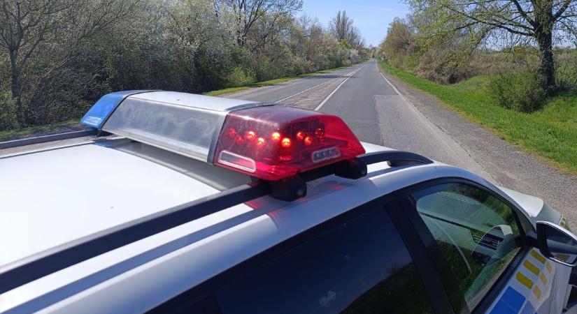 Erre most inkább ne menjünk: árokba hajtott egy autó a 6-oson