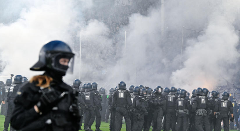 Tűzijátékot lőttek a rivális szurkolók felé, lovasrendőrök vonultak a pályára egy német kupameccsen