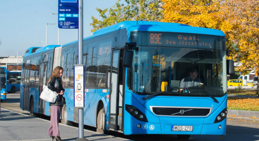 Több fővárosi buszjáraton már bankkártyával is lehet fizetni a vonaljegyért