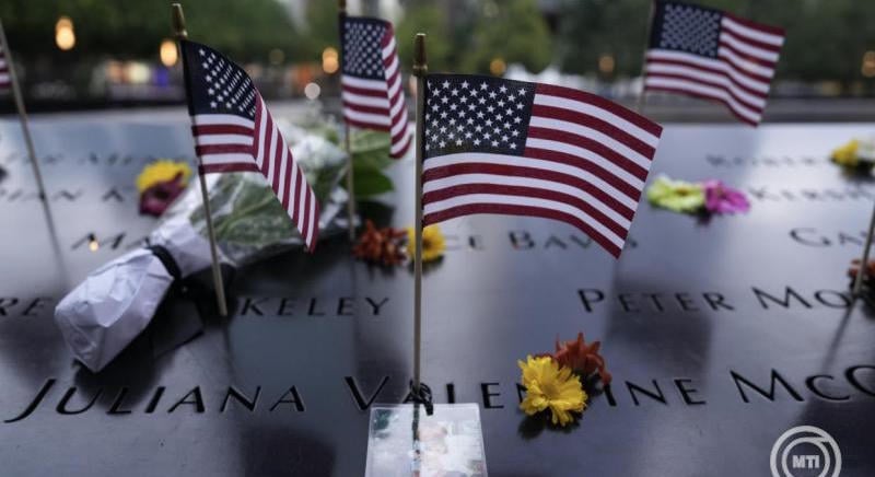 Az áldozatok neveinek felolvasásával emlékeztek New Yorkban a szeptember 11-i terrortámadásokra