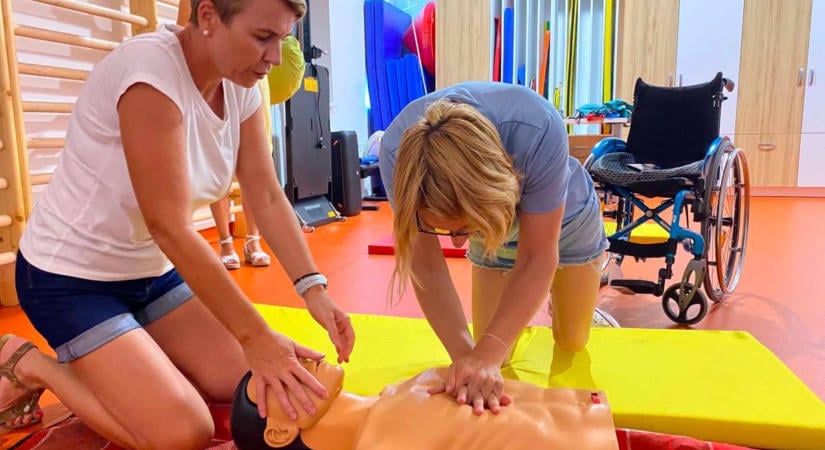 Nemcsak látták és tanulták, ki is próbálták – egészségügyi oktatás a nyíregyházi Mentorházban