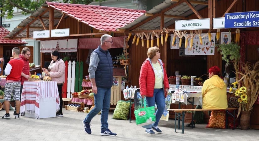 Lenyűgöző piactérré változott Nyíregyháza belvárosa, fotókon és videókon a keddi vásár