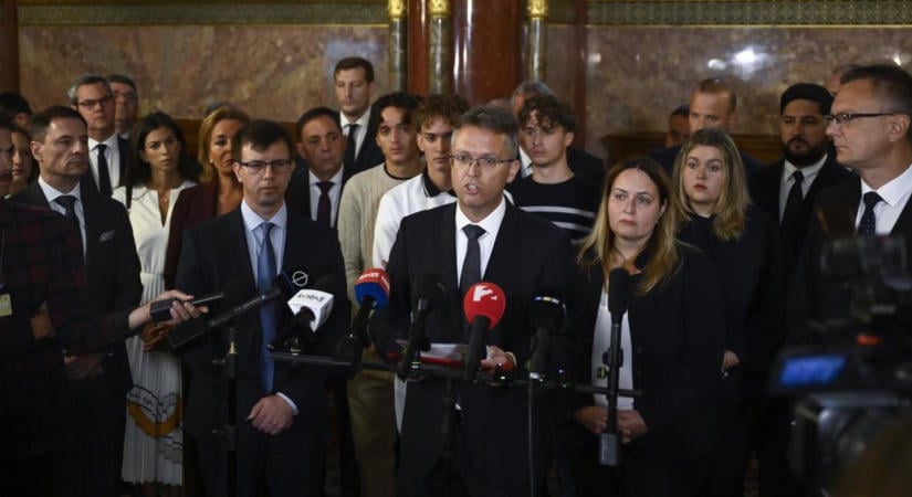 Hankó a parlamentben marad, hogy ha akarják, onnan vigyék el vezetőszáron