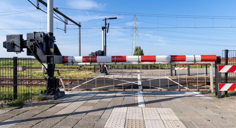Tehervonat és kisteherautó ütközött Somlóvásárhelyen, mentők is érkeztek a helyszínre