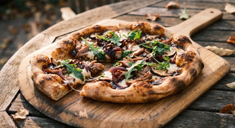 Füstölt kacsás pizza lilahagymával és gombával