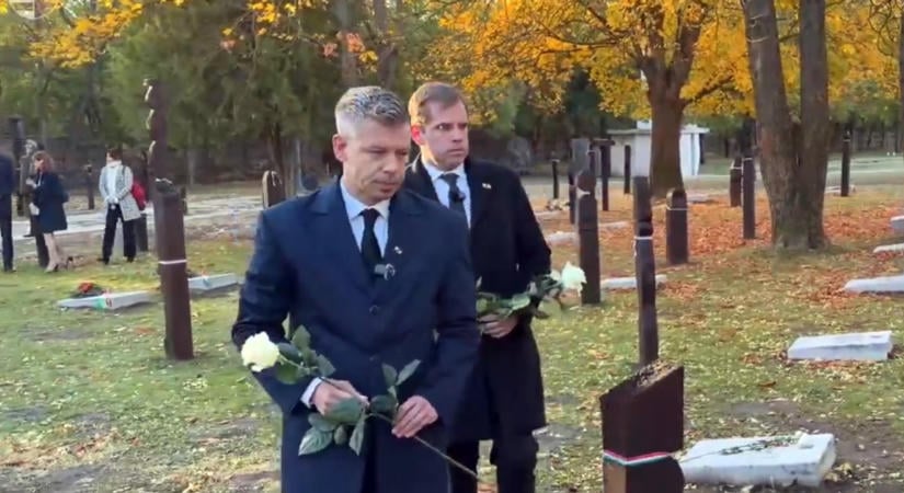 Magyar Péter a 301-es parcellánál tisztelgett az '56-os hősök előtt
