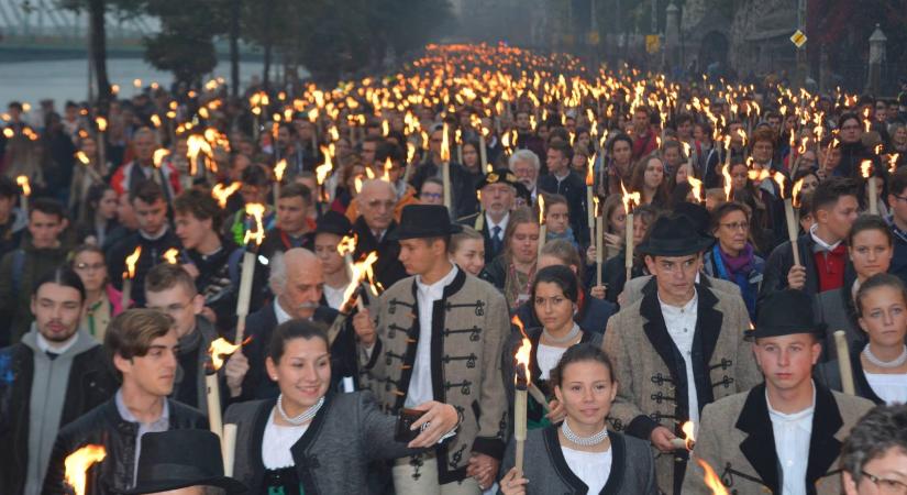 A világtörténelmet író elődök előtt tisztelegve