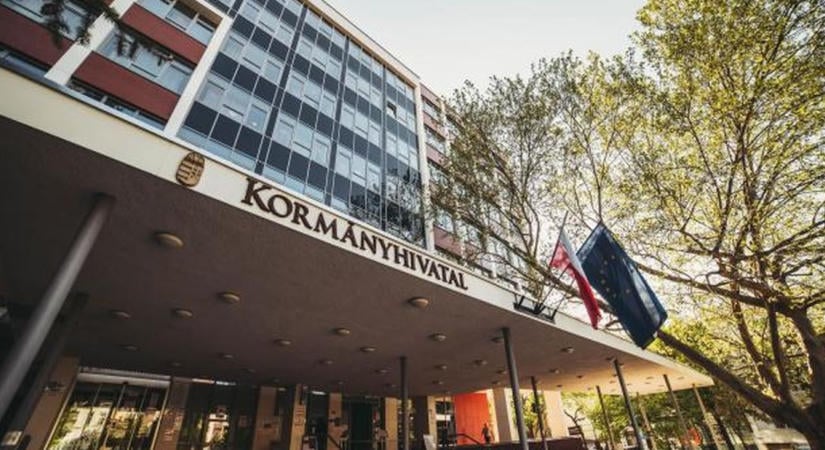 Lezuhant egy munkás a szegedi kormányhivatal tetejéről
