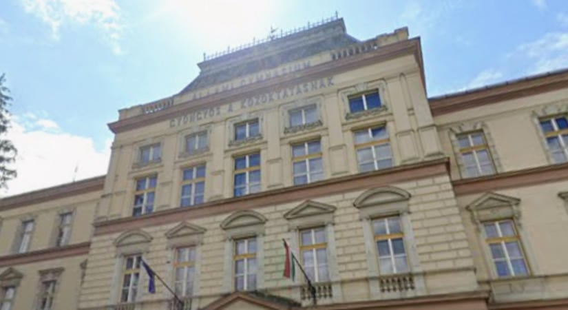 Nagy erőkkel vonult ki a rendőrség a gyöngyösi gimnáziumhoz