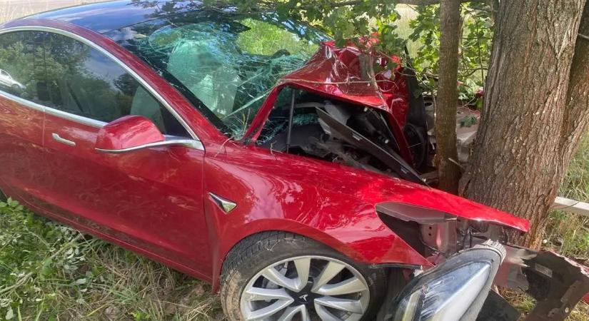 Fának csapódott egy Tesla Kárpátalján, megsérült egy kétéves kislány