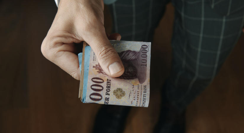 Két irányból kaphat pofont a forint, feszülten figyelik a piacok a tengerentúli fejleményeket