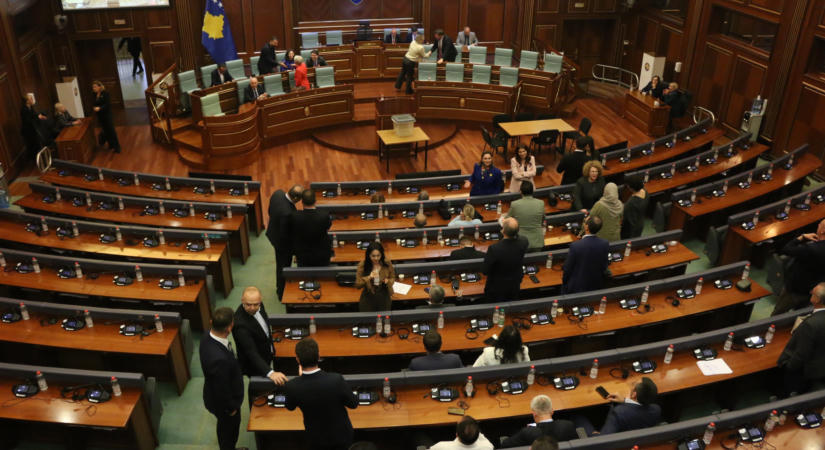 Fegyvert használt a parlamentben, elítélték a belügyminisztert