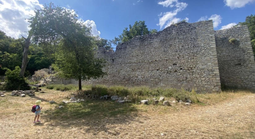 Várromot rejt a Balaton-felvidék erdeje, bakancslistás kirándulóhelyen jártunk (galéria)