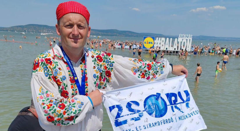 Matyó ruhában úszta át a Balatont a mezőkövesdi
