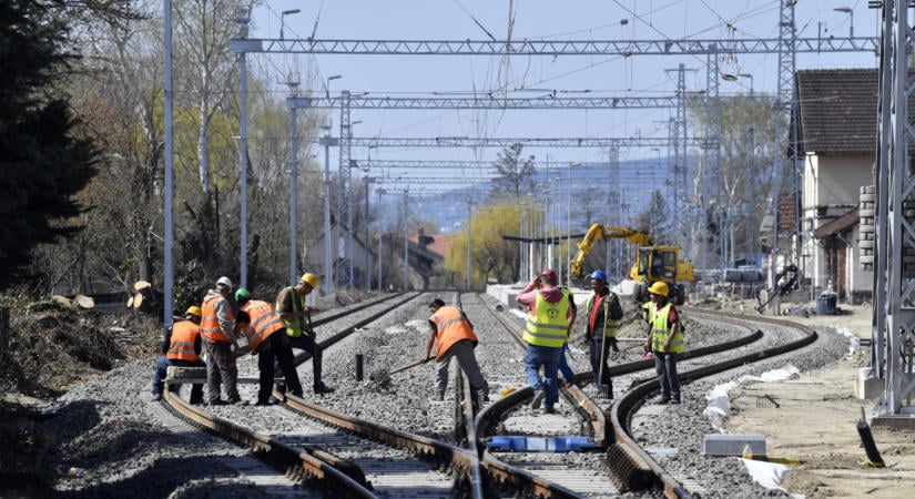 Végleg eltűnik több retro vasútállomás a Balaton partjáról