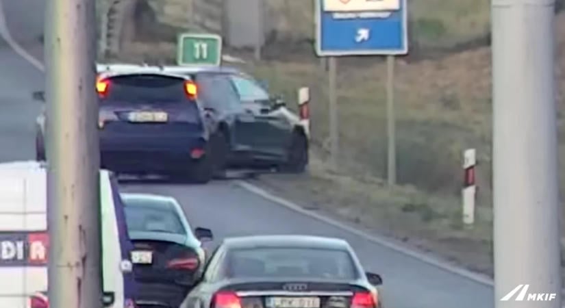 Árokba csapódott egy autó az M3-ason a késői fékezés miatt – videóval