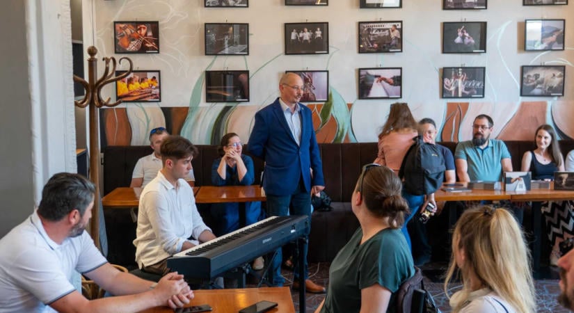 Díjazott fotográfus vezeti a sepsiszentgyörgyi népiskolát – Összevonás után jön a megújulás
