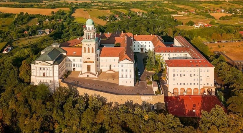 Újabb kilenc éven át ő vezeti a bencés közösséget Pannonhalmán