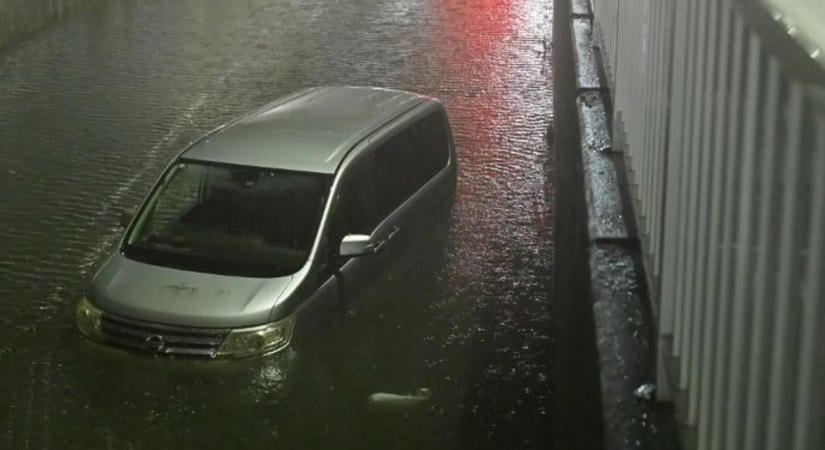 Óriási esőzés pusztít Japánban: többen meghaltak, ezrek rekedtek a repülőtéren – videó