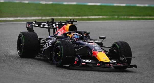 Verstappen nyerte az esős Bahreini Nagydíjat