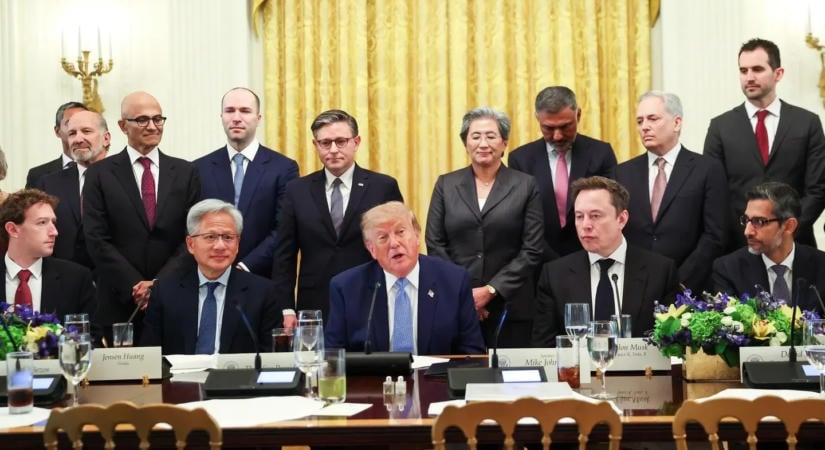 Jönnek a félidős választások, Trump nem áll jól. Kit és mennyivel támogatnak az AI pápák, akik nemrég vele mosolyogtak egy asztalnál?