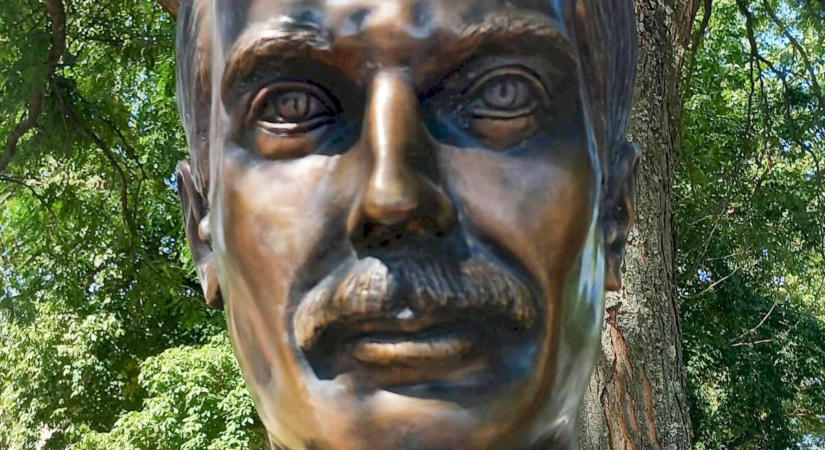 Freddie Mercury-szobrot avattak Balatonszemesen – szerinted kire hasonlít?