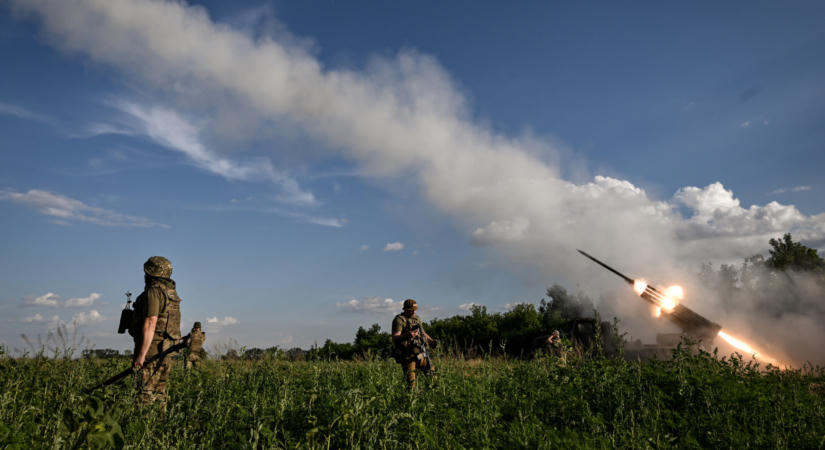 Orosz rakéta tört be a NATO területére, súlyos támadás érte az ukrán hadiipart – Ukrajnai háborús híreink csütörtökön