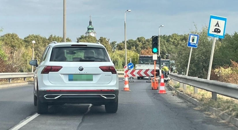 Súlyos baleset után javítják a forgalmas győri felüljárót - fotó