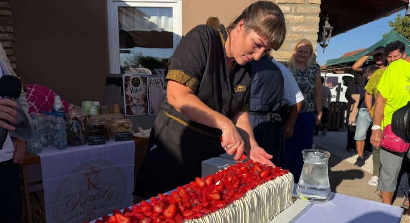 Felvágták Ásotthalom leghosszabb tortáját, percek alatt elfogyott az óriási édesség  fotók, videó