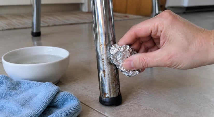 Egy darab alufóliával tisztítják a rozsdás krómozott felületeket: így működik a furcsa módszer