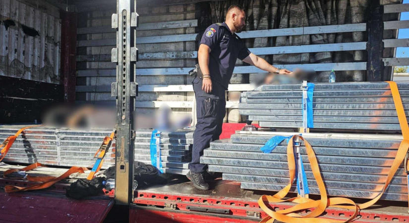 Eszméletlen állapotban találtak két marokkói illegális bevándorlót egy kamionban