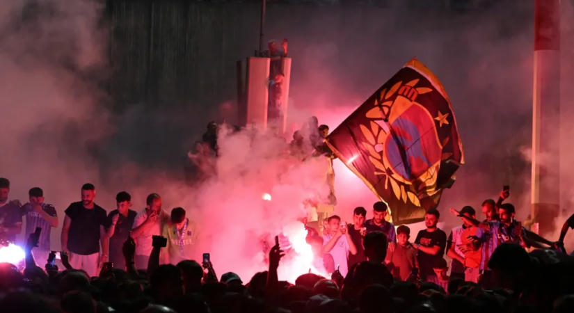 Fáraóként fogadta új klubjánál Mohamed Szaláhot a húszezres őrjöngő tömeg