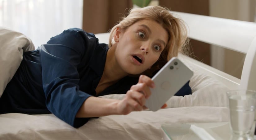 Miért fogyaszt áramot a telefonja, amíg alszik? Ez a 4 rejtett beállítás és tényező meríti le éjszaka a készülékét