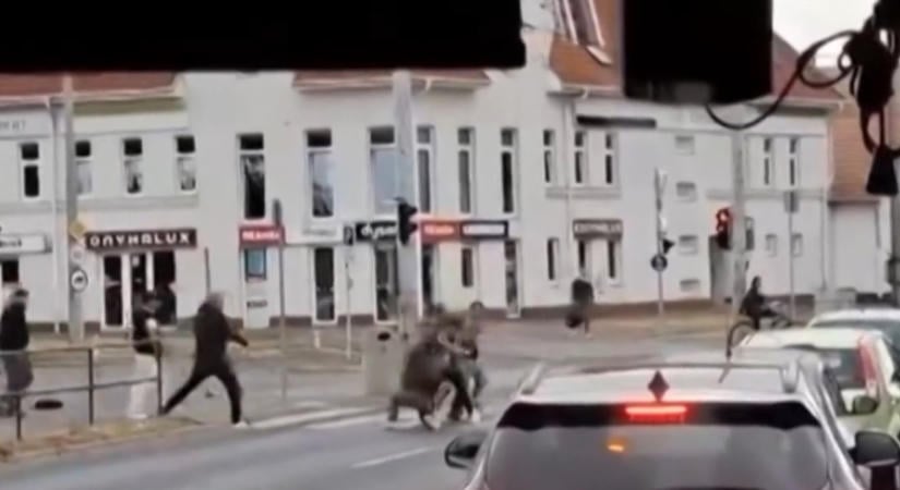 Őrület a belvárosi zebrán: egy lány miatt püfölték egymást a fiatalok, pechükre valaki videóra vette a brutális verekedést