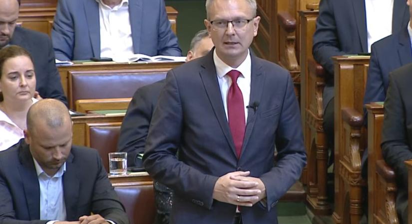 Rétvári Bence: A kormány azonnal vezesse vissza a védett üzemanyagárakat!