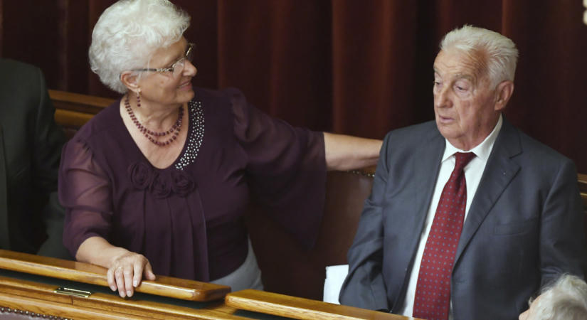 Magyar Péter levelet kapott Orbán Győzőtől, akinek megüzente: A kő nem lesz az új búcsúcédula