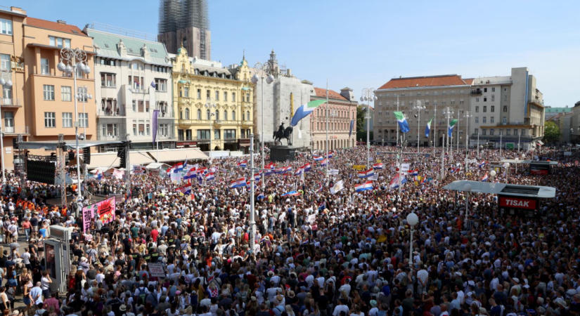 Tízezrek tüntettek szombaton Zágrábban a horvátországi illegális hulladéklerakók ellen