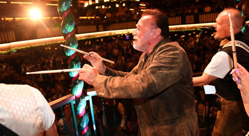 Arnold Schwarzenegger vezényelte az éneklő tömeget az Oktoberfesten