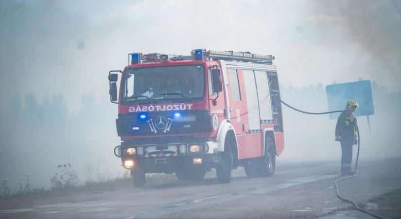 Óriási tűz pusztított Hajdú-Biharban, egy mezőgazdasági gépre is átterjedtek a lángok
